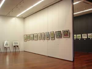 展示会仕様になっている広々とした会議室の写真