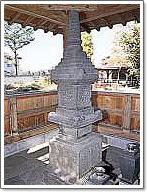 比企郡吉見町大字大串地内に建てられた石造の金蔵院宝篋印塔の写真