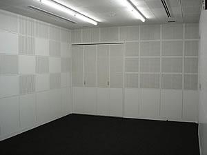 防音壁を使用している会議室の内部の写真