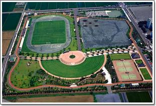 陸上競技場や野球などが楽しめる多目的グラウンド、テニスコートなどがあるふれあい広場の上空からの写真
