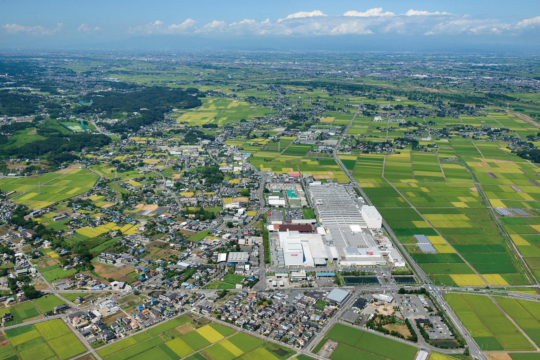 緑の田園が広がる上空から見た吉見町の写真