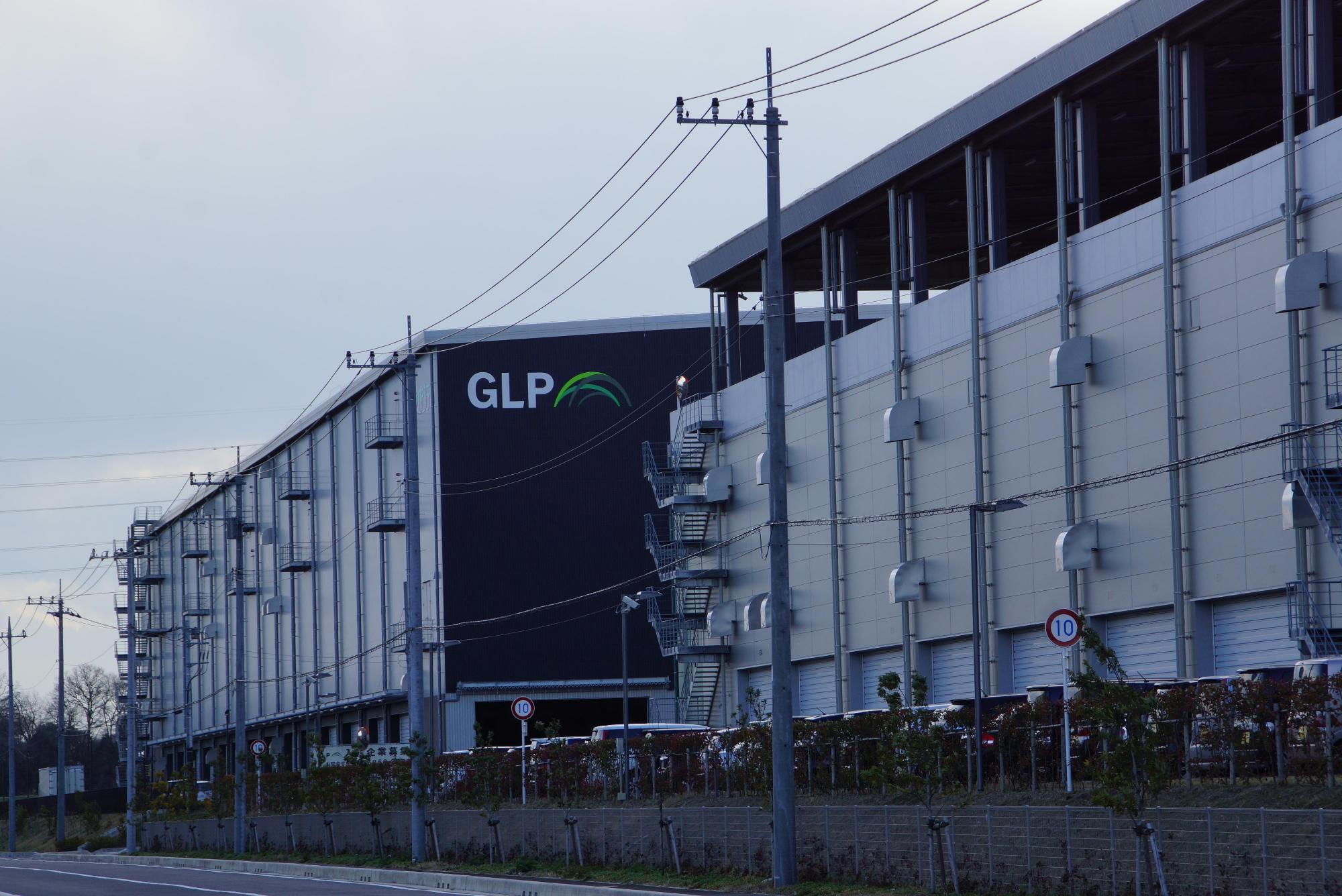 倉庫のような高さのある大きな建物の日本GLP社の外観の写真
