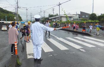 夏の交通事故防止運動（朝の交通監視）